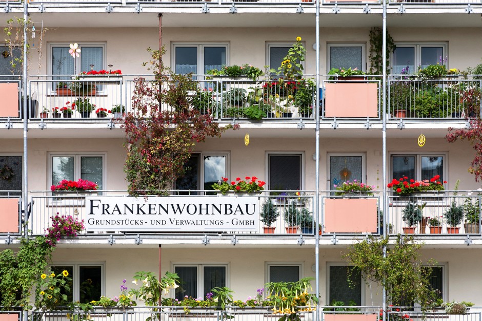 Wohnungen mit grünen Balkonen